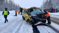 Микроавтобус влетел в грузовик на севере Карелии