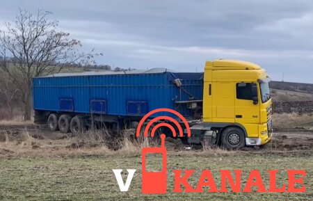 Украина: с грузом 42 тонны – застрял в грязи