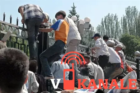 Киргизские дальнобойщики попытались захватить телеканал