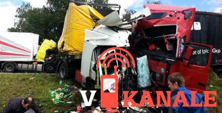 Латвийские дальнобойщики пострадали в крупной аварии в Литве