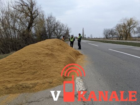 В Николаевской области водитель фуры с перегрузом высыпал песок на трасе в 200 метрах от весов