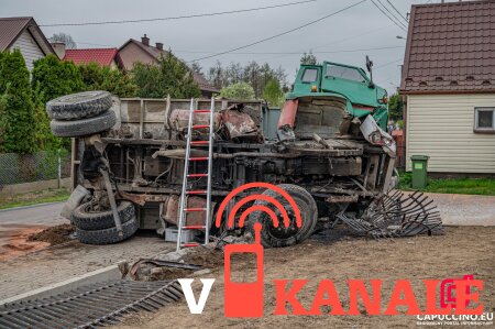 Польша: Легковушка и самосвал Стар 200 – серьезный ущерб старому самосвалу