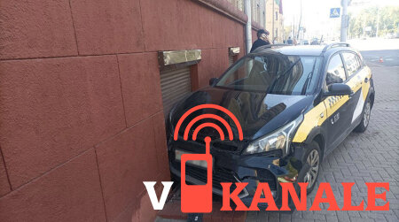 Таксист потерял сознание за рулем и врезался в здание в Минске
