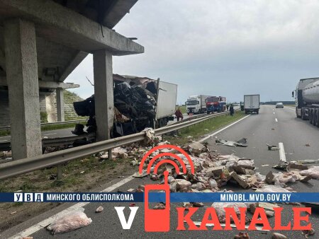 Минская область: Водитель грузовика врезался в опору моста