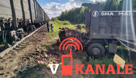 Кабину грузовика Shacman буквально «свернуло» после столкновения с грузовым поездом в Карелии
