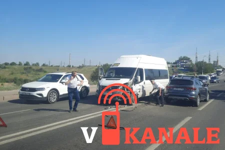 Пробка там растянулась знатная: на выезде из Волгограда попало в аварию маршрутное такси