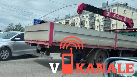 В Барнауле автокран оторвал контактный провод на перекрестке