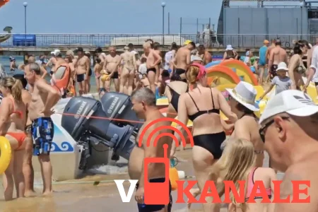 Несмотря на запрет купания в воде толпы туристов