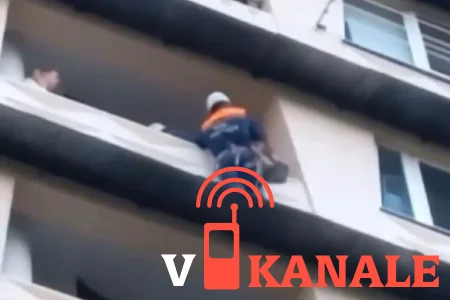 Сочи: Спасатели сняли девушку с козырька многоэтажки