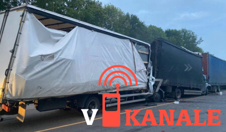 На трассе М-2 Крым столкнулись три грузовика: погиб один водитель