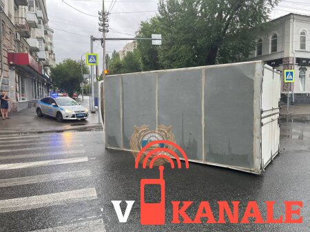 Саратов: В центре Саратова перевернулся грузовик