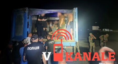 На границе с Молдовой задержали грузовик с 41 уклонистами в прицепе