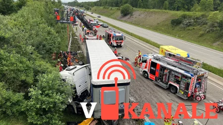 Германия: A4 Фура врезалась в строительную машину