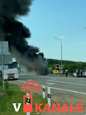 На бийской трассе открытым огнем горит пассажирский автобус