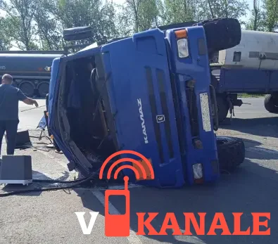 На трассе Самарской области произошло крушение: «Камаз» с цистернами завалился на бок
