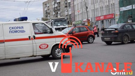 Омск: Машина выбросила пешехода на трамвайные пути
