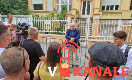 Украинцы протестовали в Праге: Родная страна не выдает паспорта и принуждает к возвращению