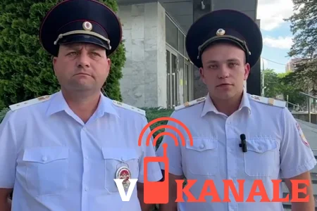 Старший сержант полиции Владислав Колесник и прапорщик полиции Алексей Сокол увидели, как женщину накрывает волной