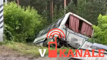 Алтайский Край: Автобус снес остановку с людьми, есть раненые