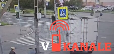 В Петербурге на семиклассницу упал дорожный знак: кадры попали на видео