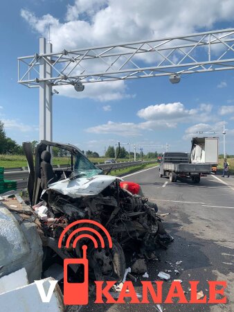 Все живы, машина в хлам: стали известны детали жёсткого ДТП с грузовиками на трассе Кемерово — Новокузнецк