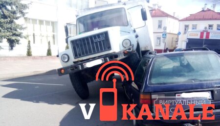Беларусь: В Кобрине грузовик наехал колесом на легковушку
